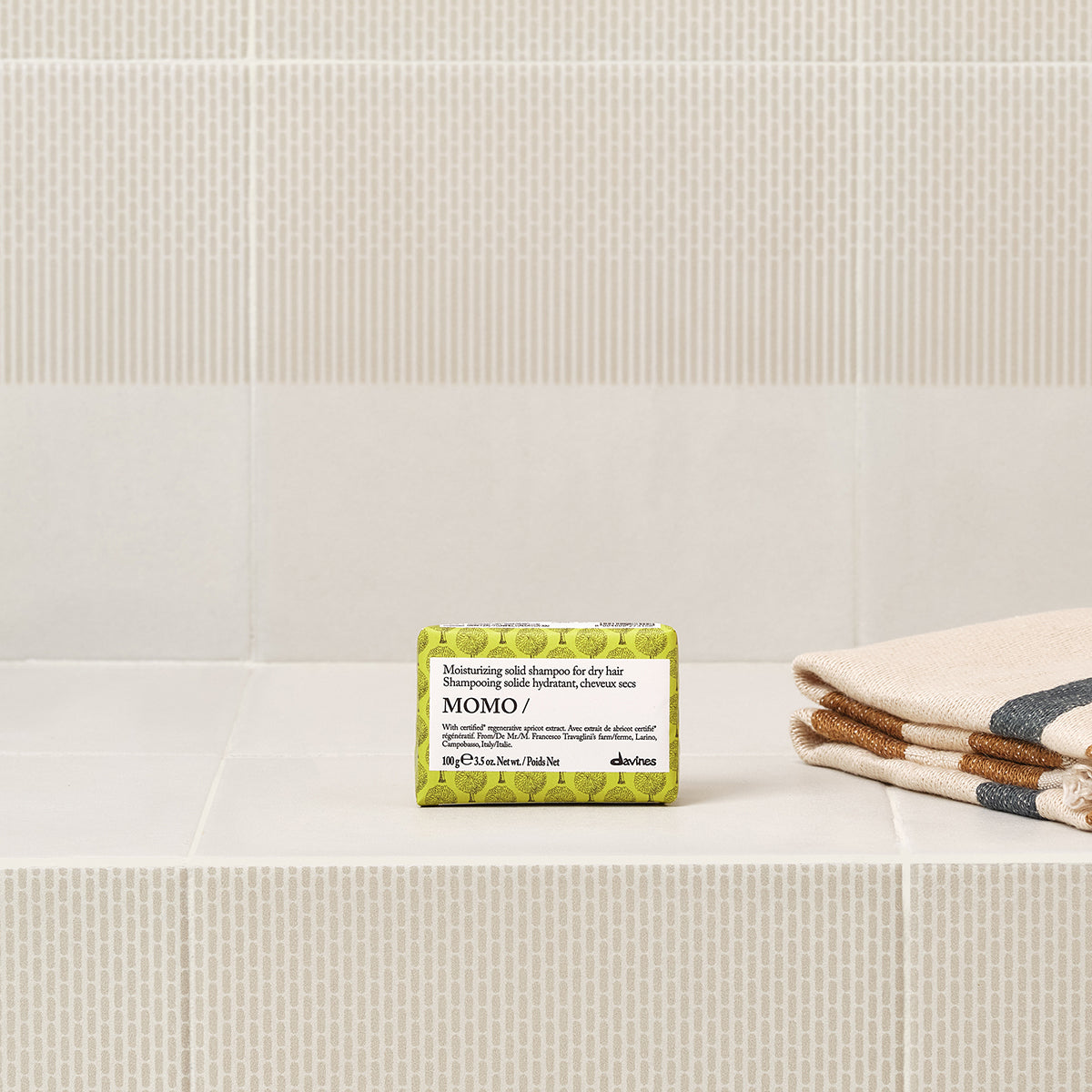 Davines MOMO Solid Shampoo - Shampoo solido idratante per capelli secchi