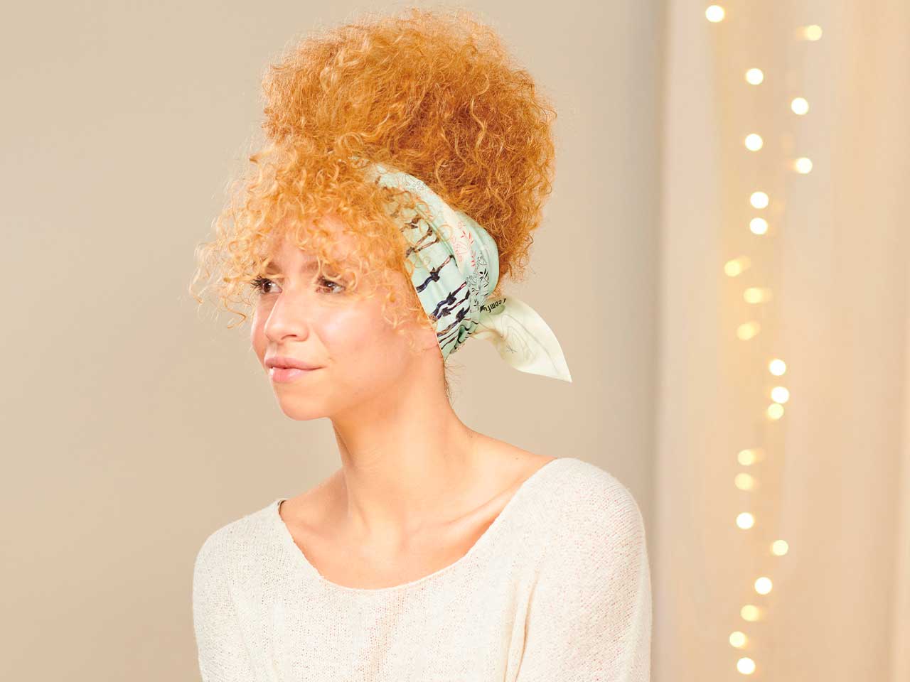 Raccolto con foulard: styling per capelli ricci