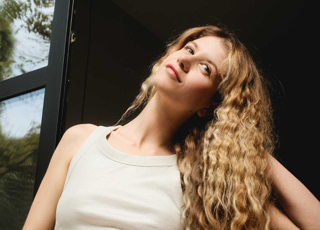 Capelli baciati dal sole: babylights, highlights e colpi di sole