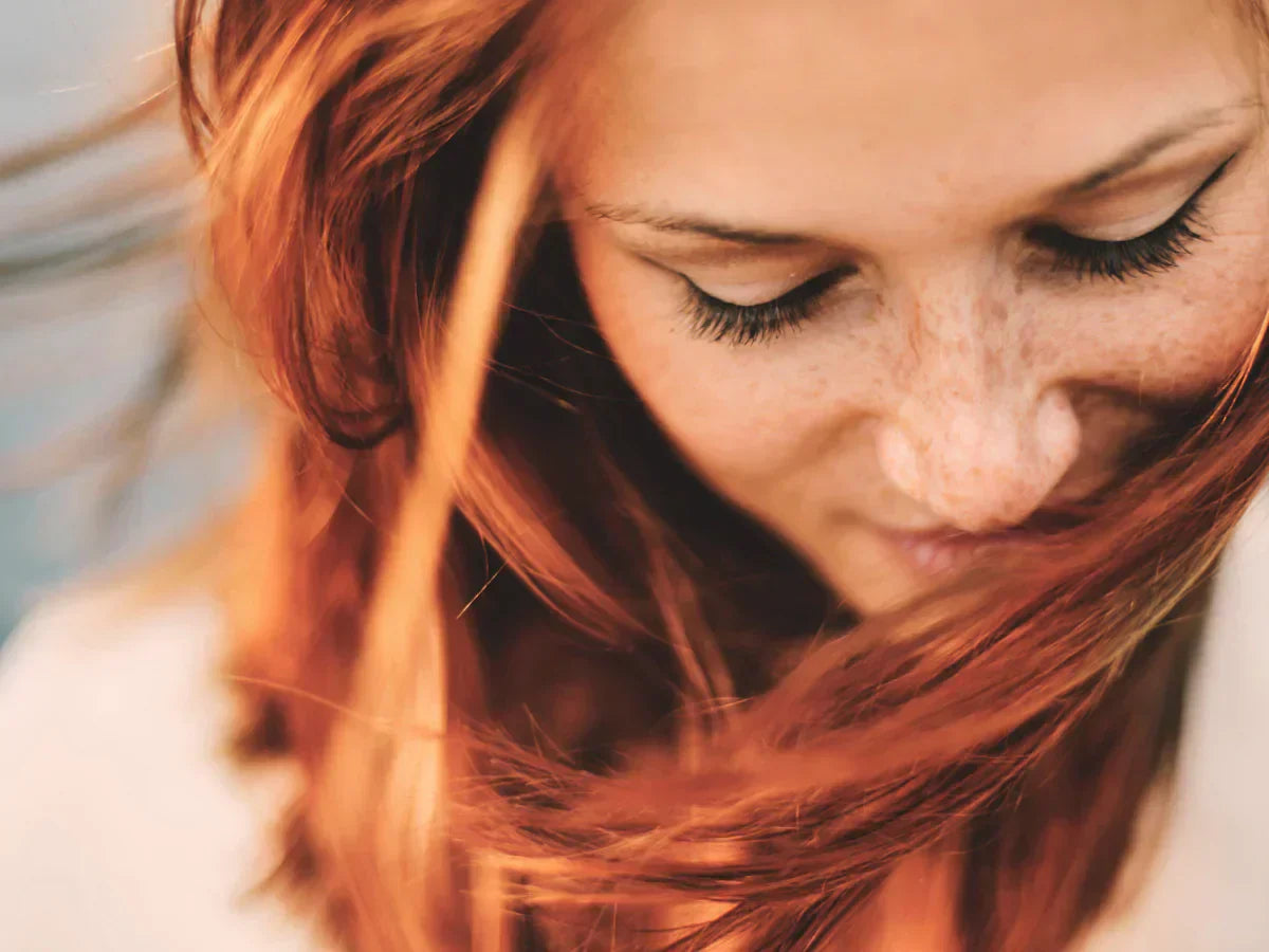 Caduta dei capelli: come contrastarla? Cause, periodi e rimedi