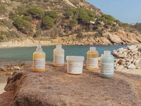 Capelli al sole? Scopri i segreti per proteggerli, idratarli e districarli durante tutta l’estate