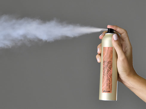 Shampoo secco: come funziona, caratteristiche e vantaggi