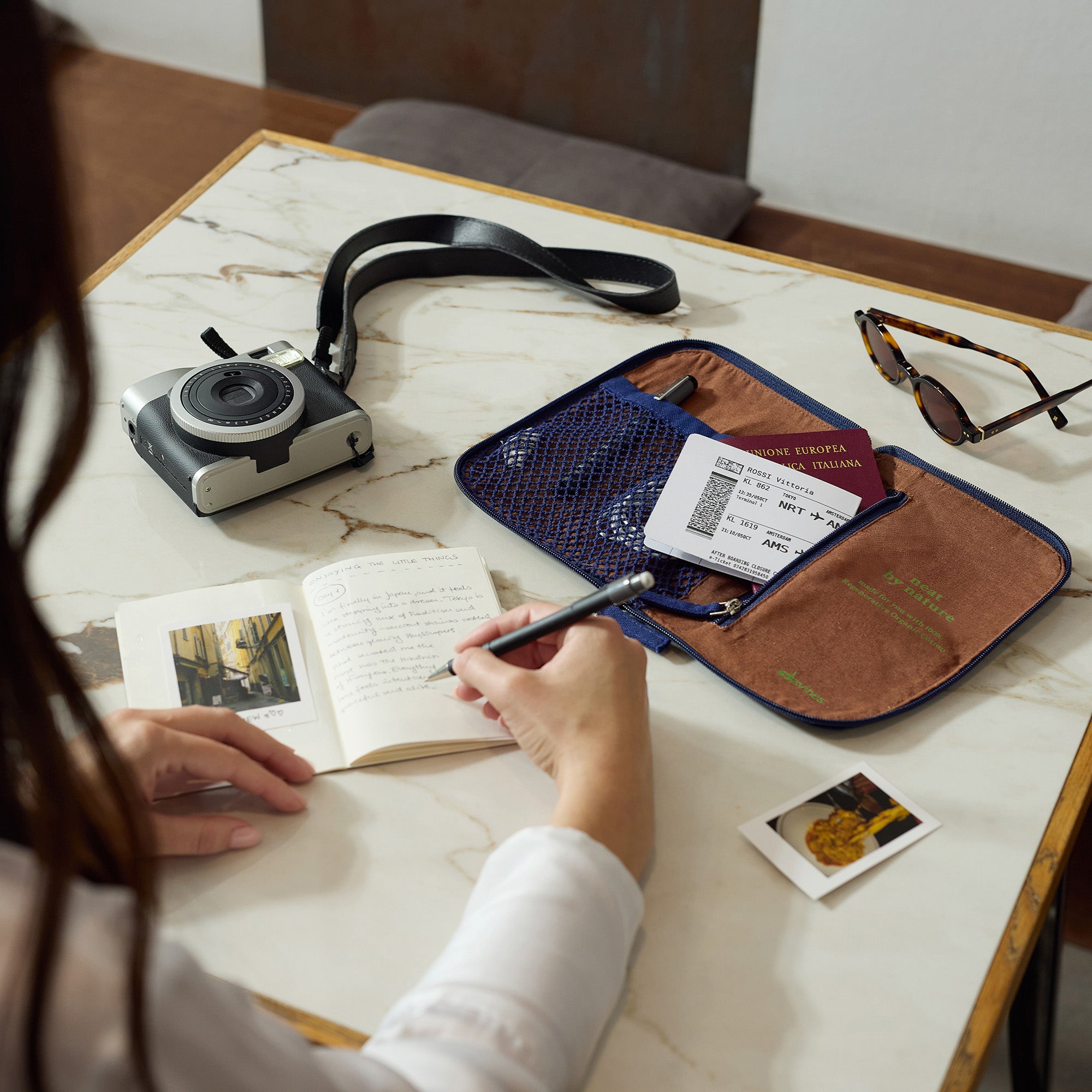 
Davines Neat by Nature Organiser - Pratico organizer per piccoli oggetti e documenti, ideale per i tuoi viaggi