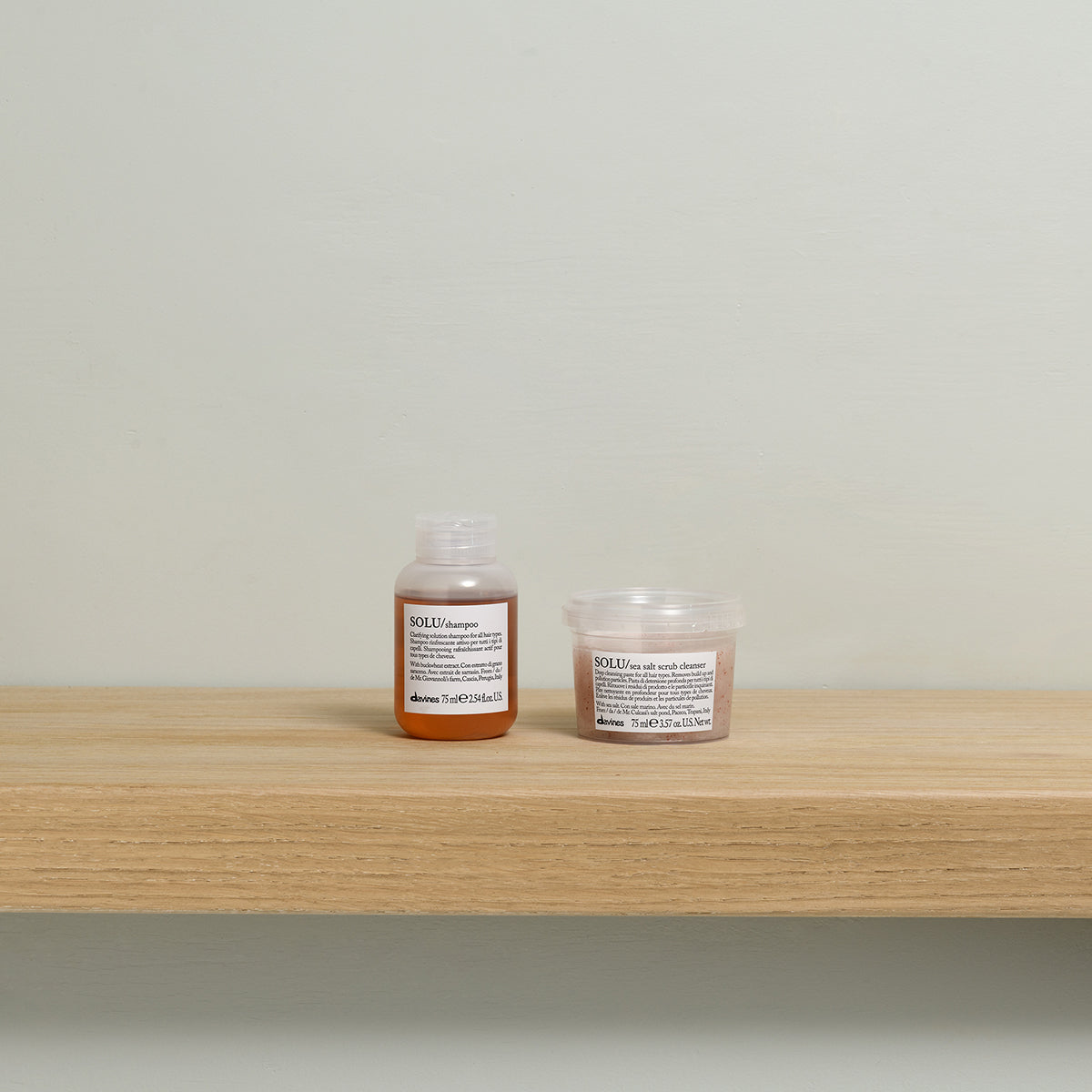 Translation missing: it.products.general.vendor: ESSENTIAL HAIRCARE SOLU Sea Salt Scrub Cleanser  Scrub capelli esfoliante al sale marino per la pulizia profonda del cuoio capelluto -100x.jpg?v=1750763422
