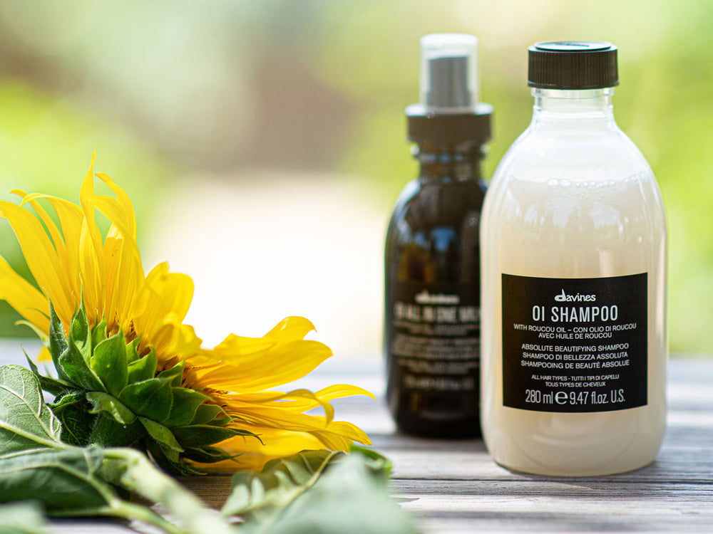 Produtos Davines ao lado de um girassol